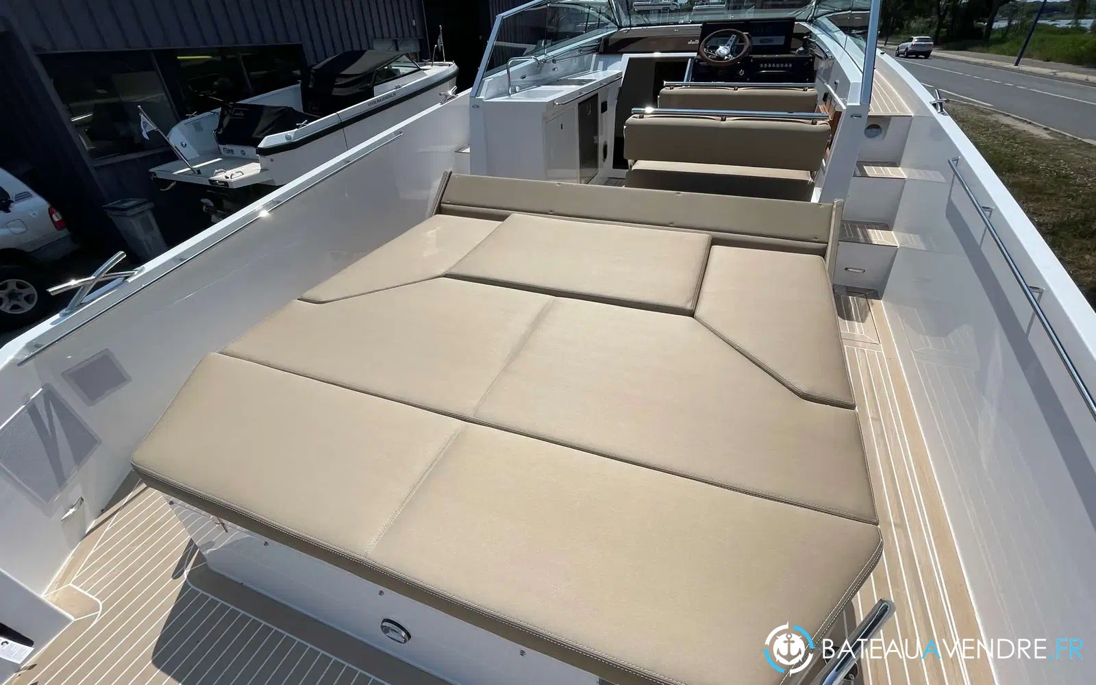 slider 7 Delta Powerboats 33 Open