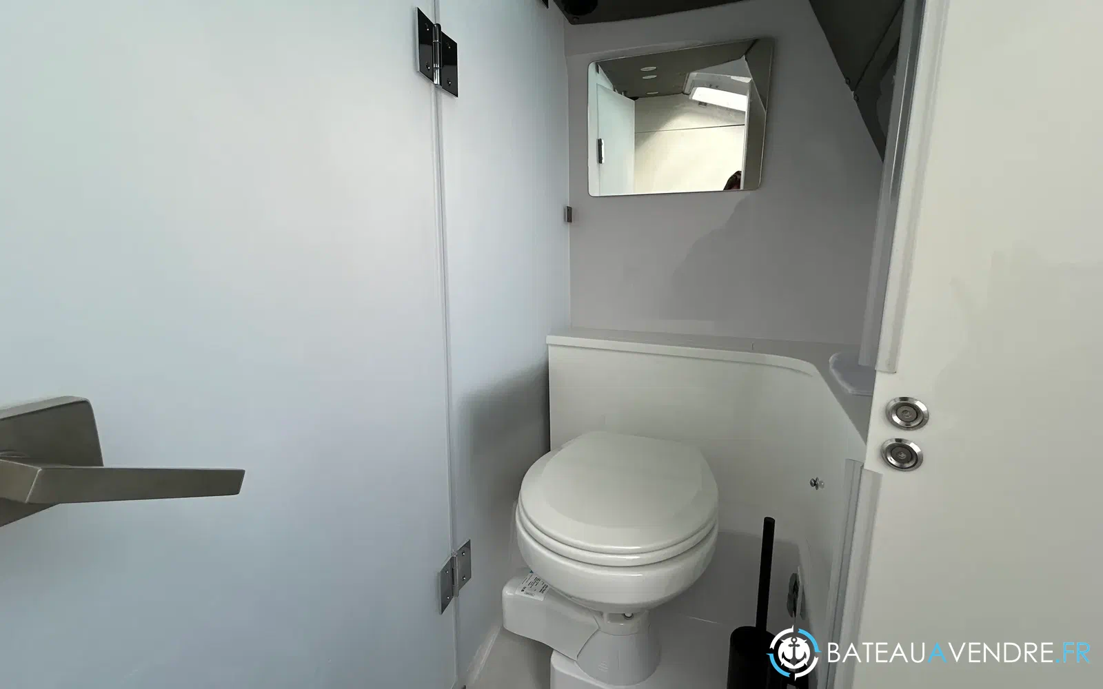 slider 21 Axopar 37 XC Cross Cabin