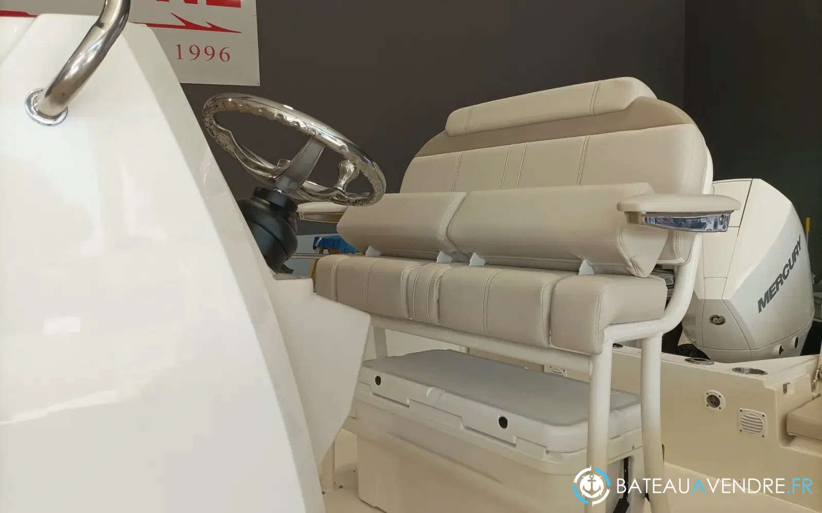 slider 1 Boston Whaler 220 Dauntless