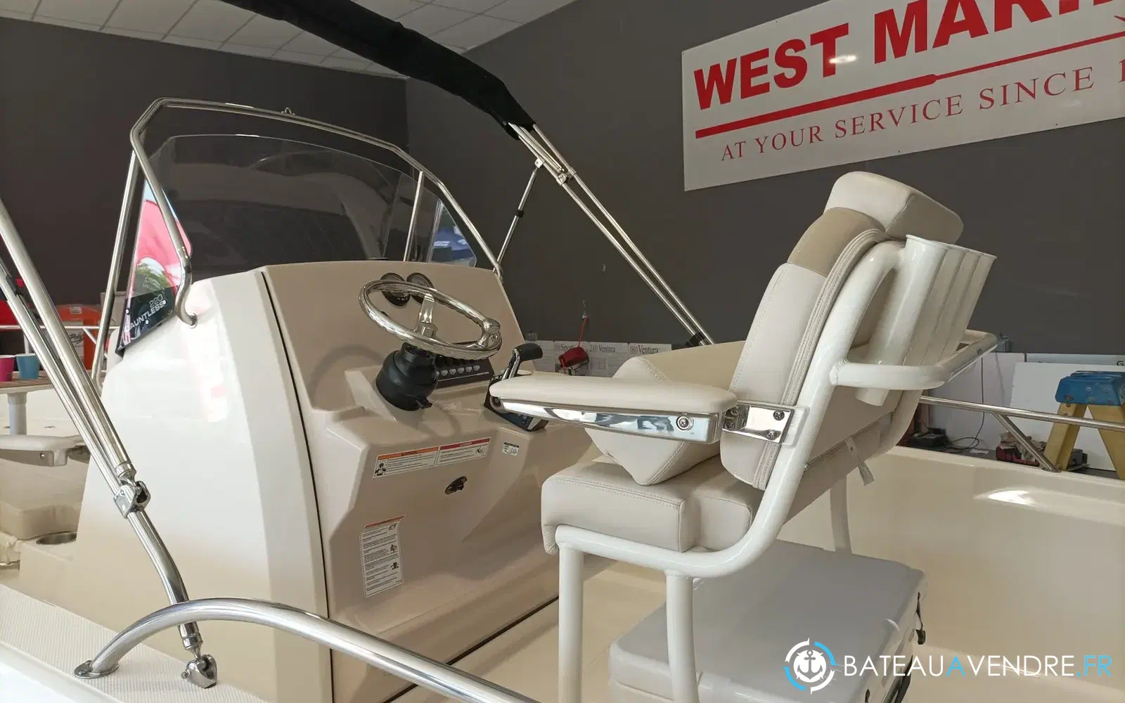 slider 2 Boston Whaler 220 Dauntless