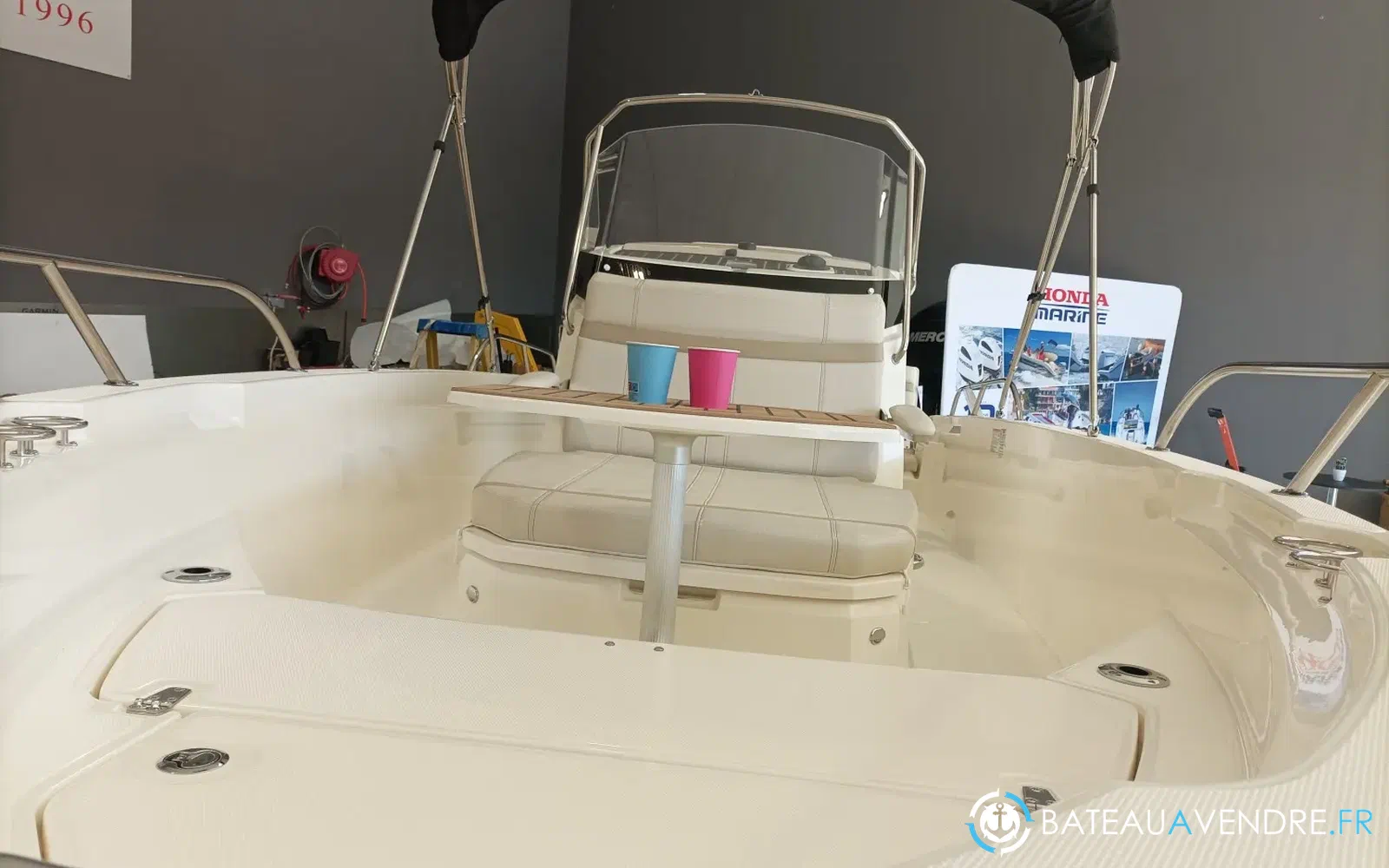 slider 3 Boston Whaler 220 Dauntless