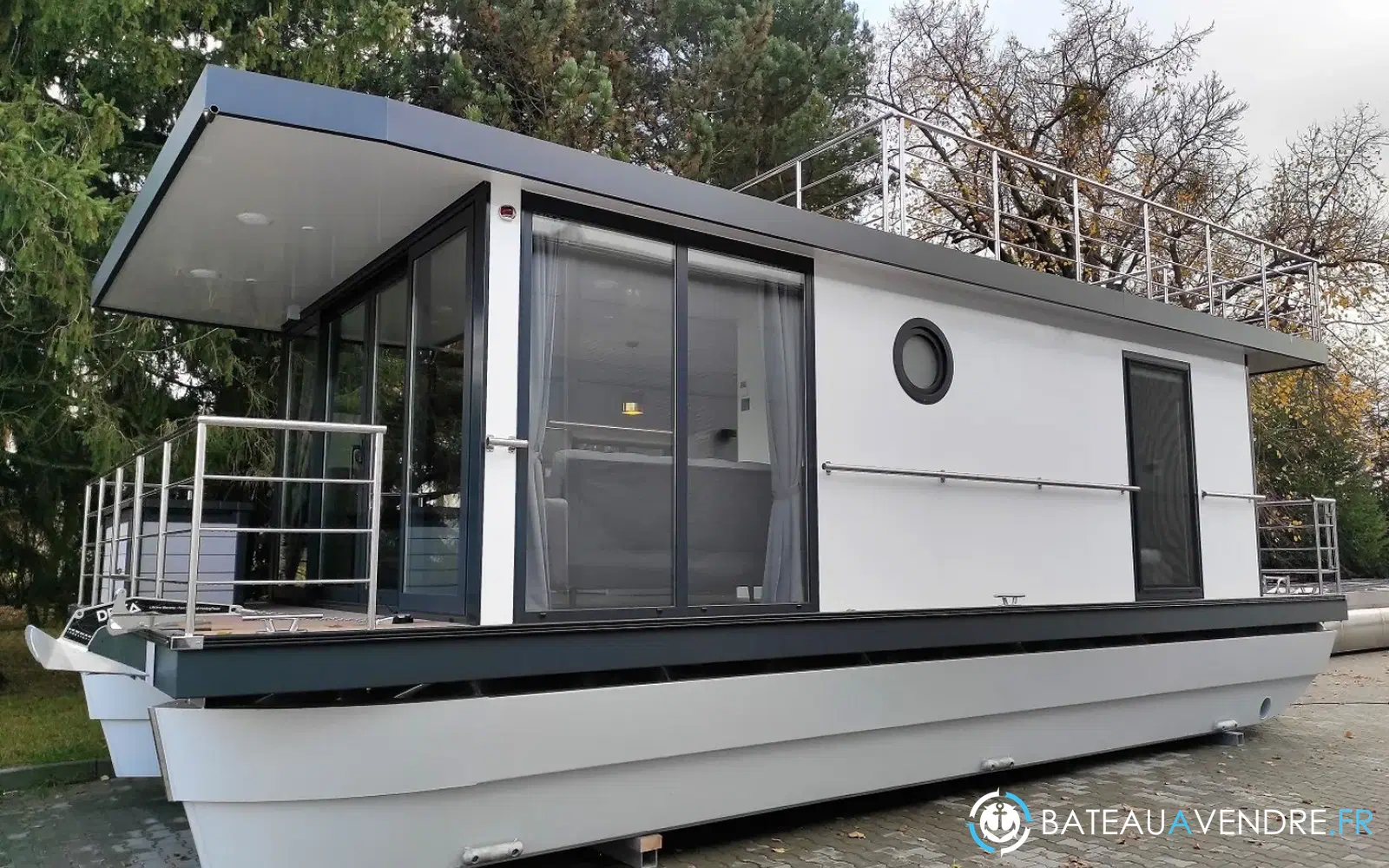 slider 0 House Boat Independant 10x4,5m