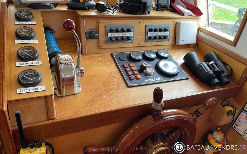 Bateau Logement Maritime 2 Cabines electronique / cockpit photo de présentation