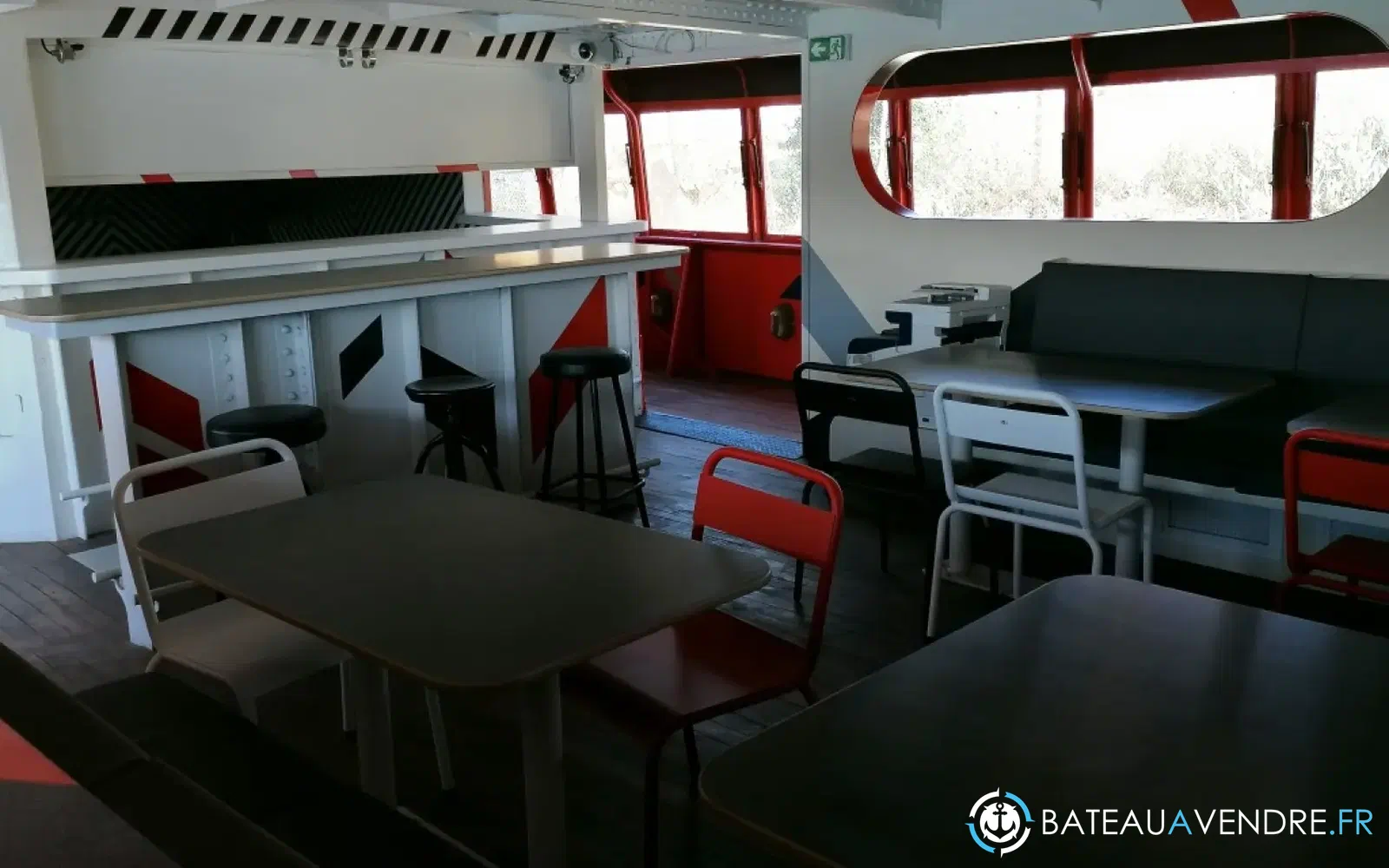 slider 27 Bateau Passagers 300 Personnes, Salle Concert, 3 Bars, 1 Restaurant