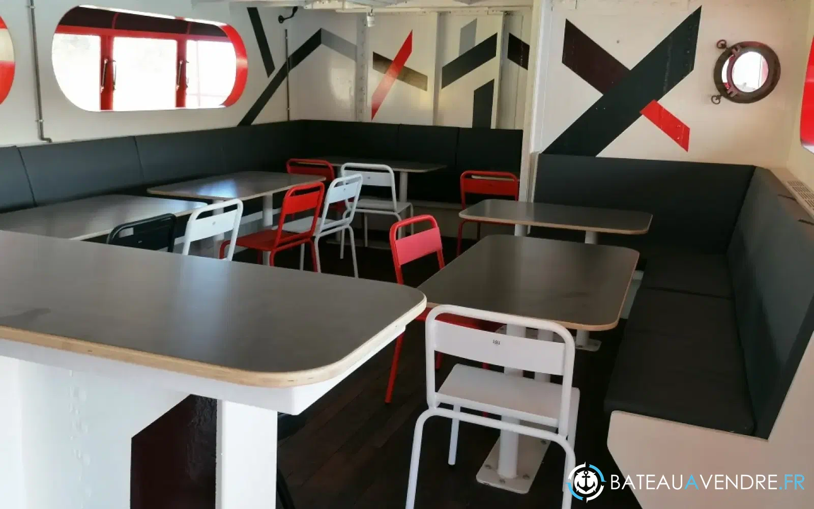 slider 29 Bateau Passagers 300 Personnes, Salle Concert, 3 Bars, 1 Restaurant