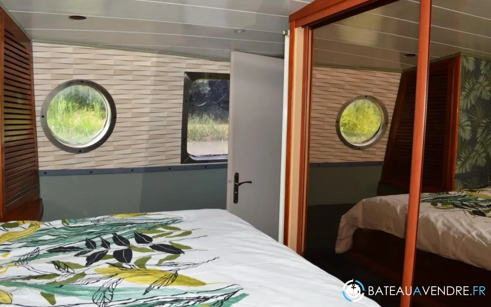 slider 9 Bateau Logement Silure 15m 2 Cabines