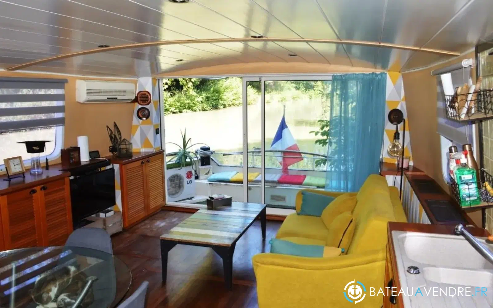 slider 1 Bateau Logement Silure 15m 2 Cabines