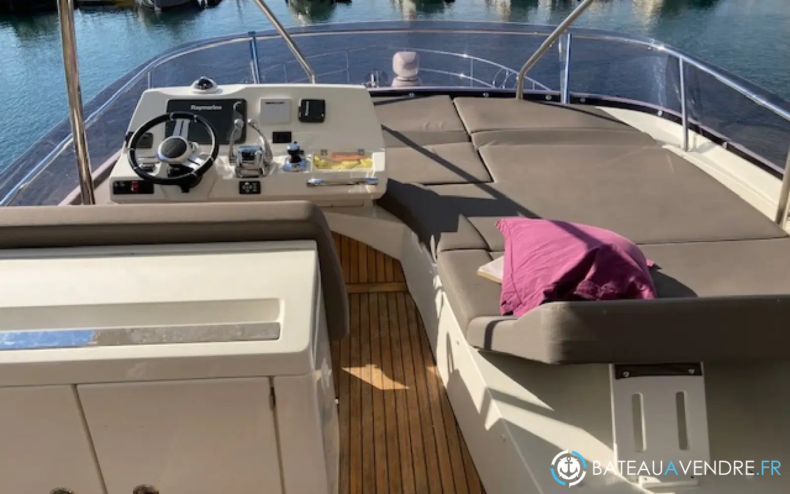 slider 8 Prestige Yachts 550 Fly