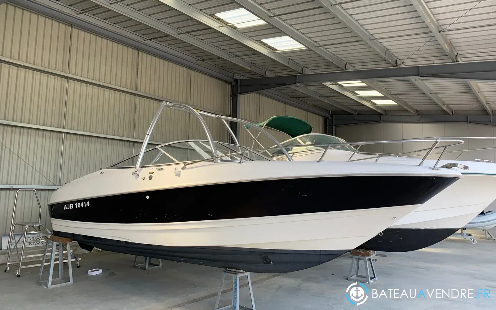 slider 1 Bayliner Capri 2352