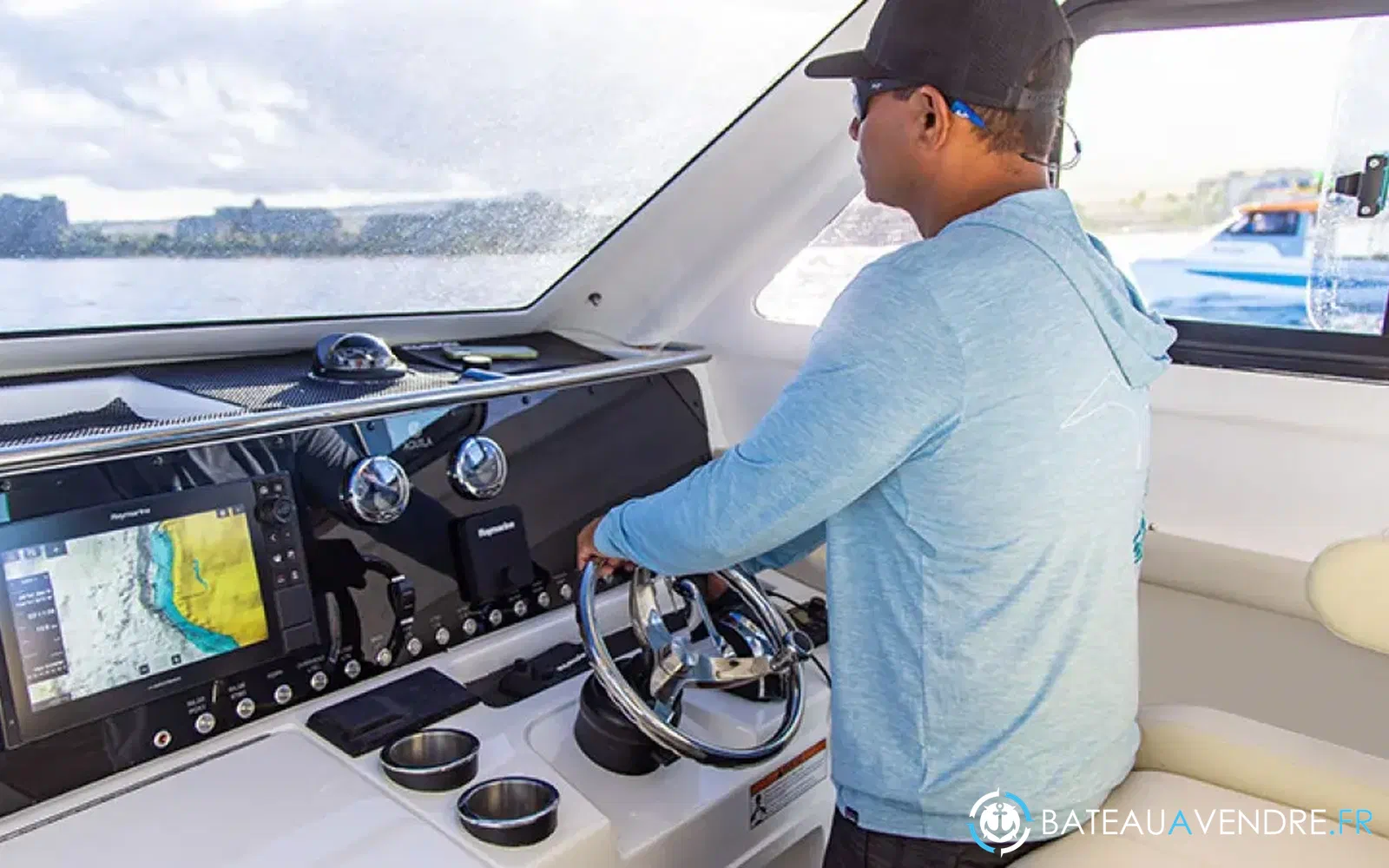 slider 10 Aquila 28 Molokai Cuddy