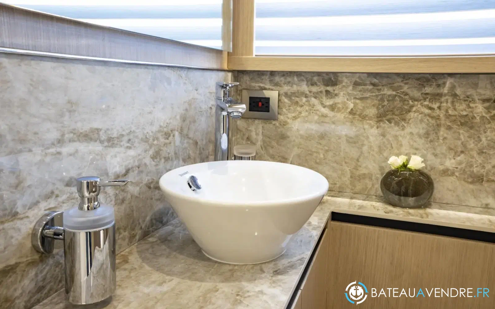 slider 33 Aquila 70 Luxury