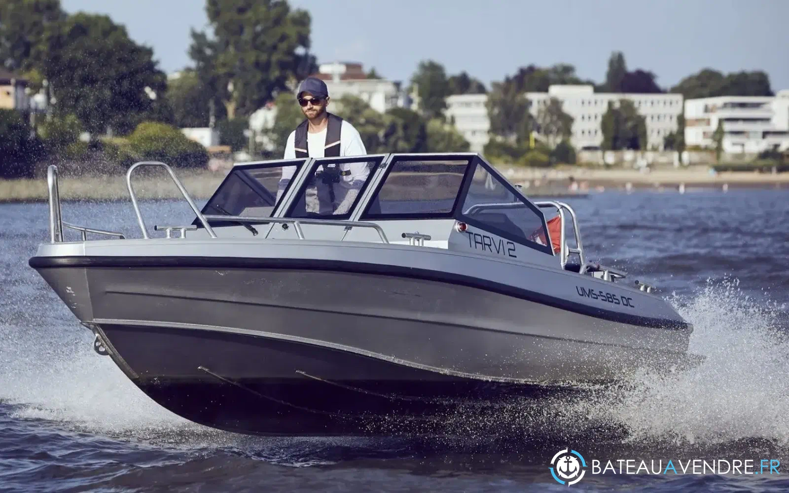 slider 1 UMS Tuna Boats UMS 585 DC
