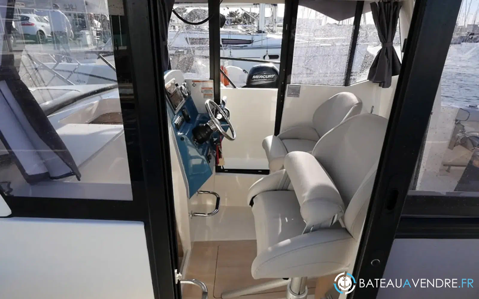 slider 4 Quicksilver Captur 805 Pilothouse