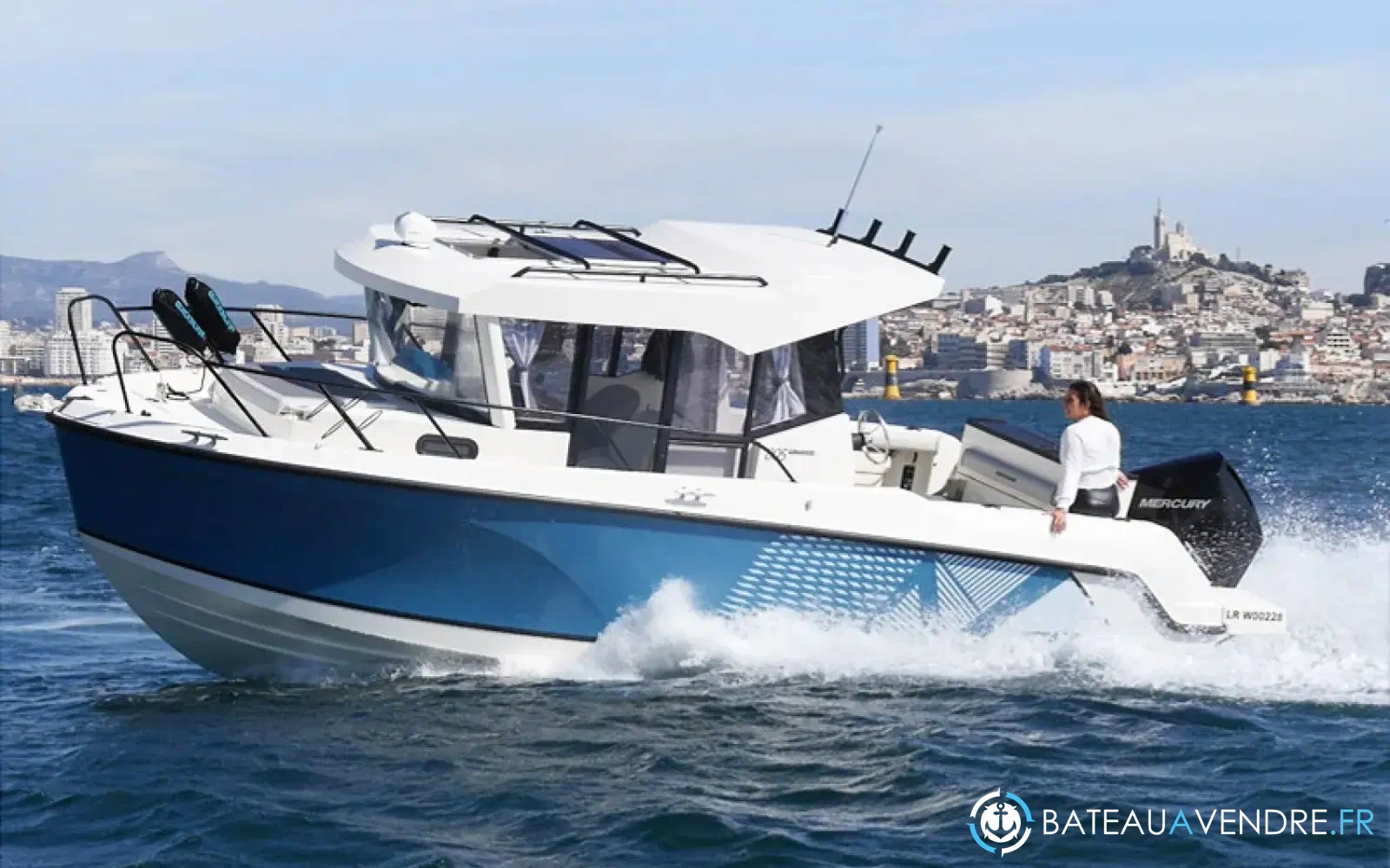 slider 5 Quicksilver Captur 805 Pilothouse