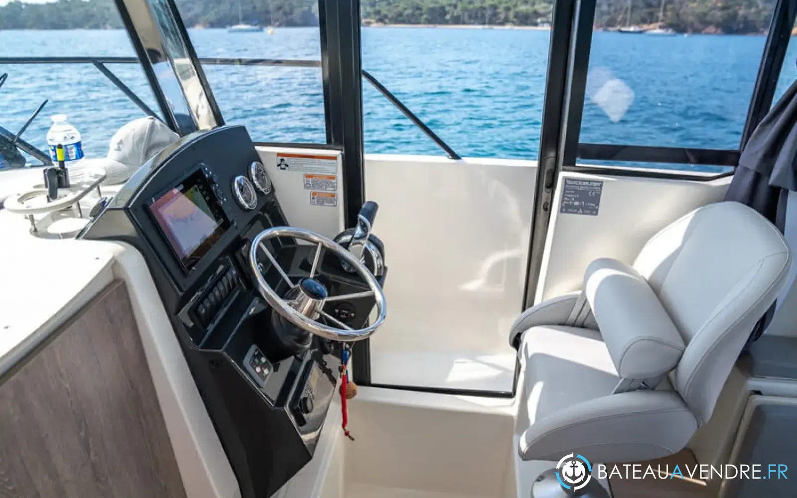 slider 3 Quicksilver Activ 705 Pilothouse