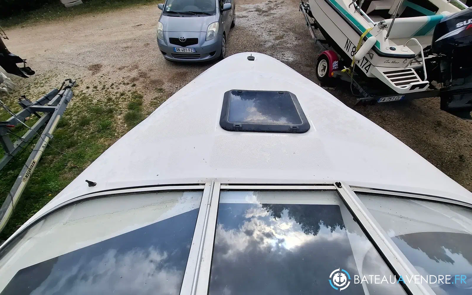 slider 10 Bayliner Capri 2052