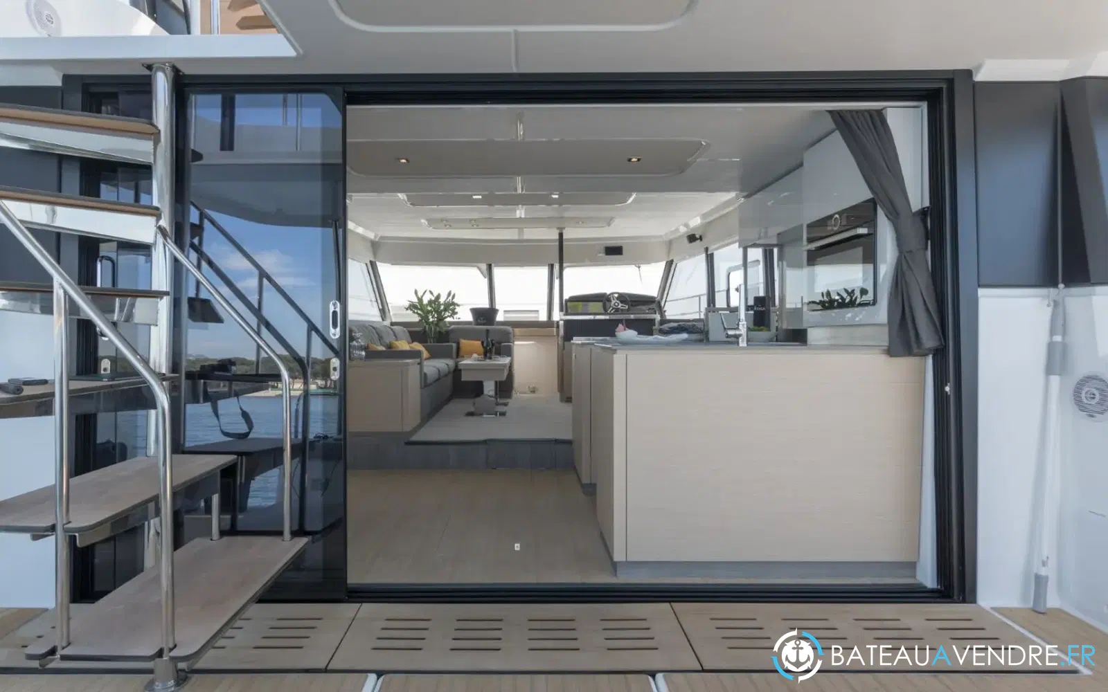 slider 19 Fountaine Pajot My 6