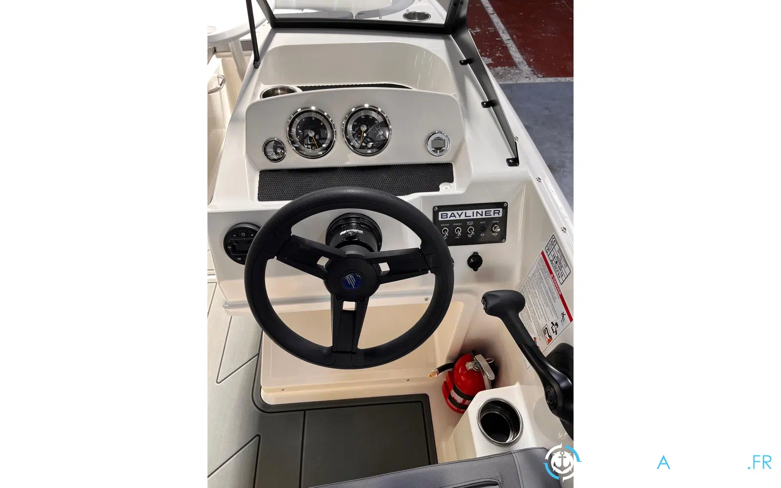 slider 9 Bayliner Element M17