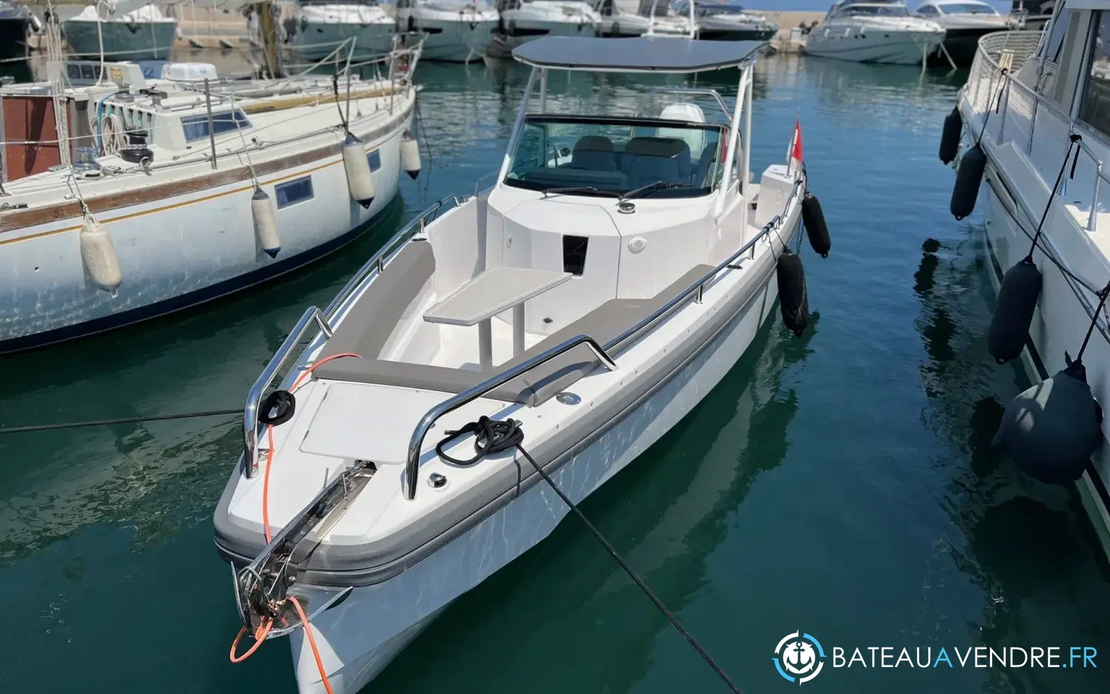 slider 1 Axopar 28 Open