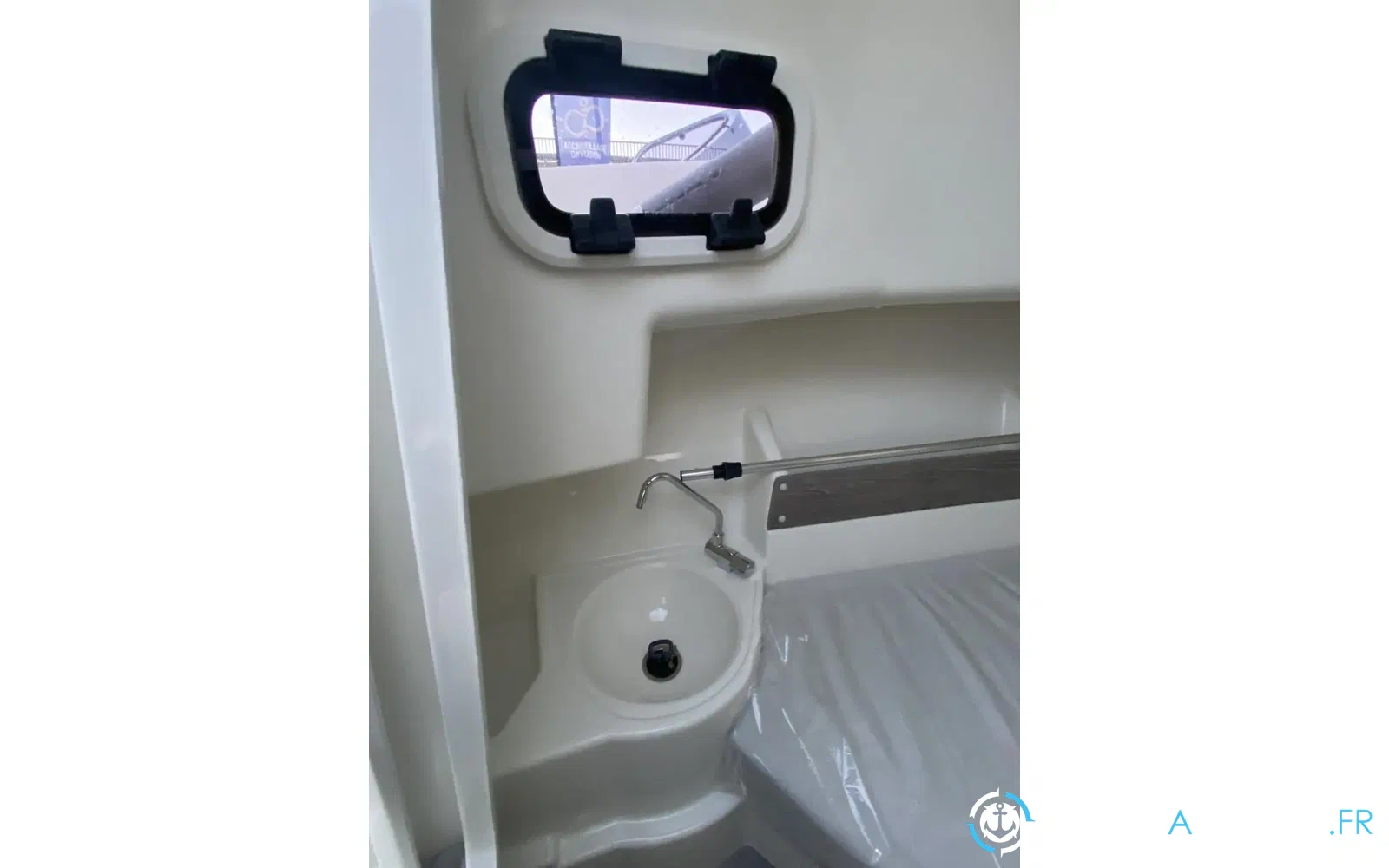 slider 11 White Shark 240 SC