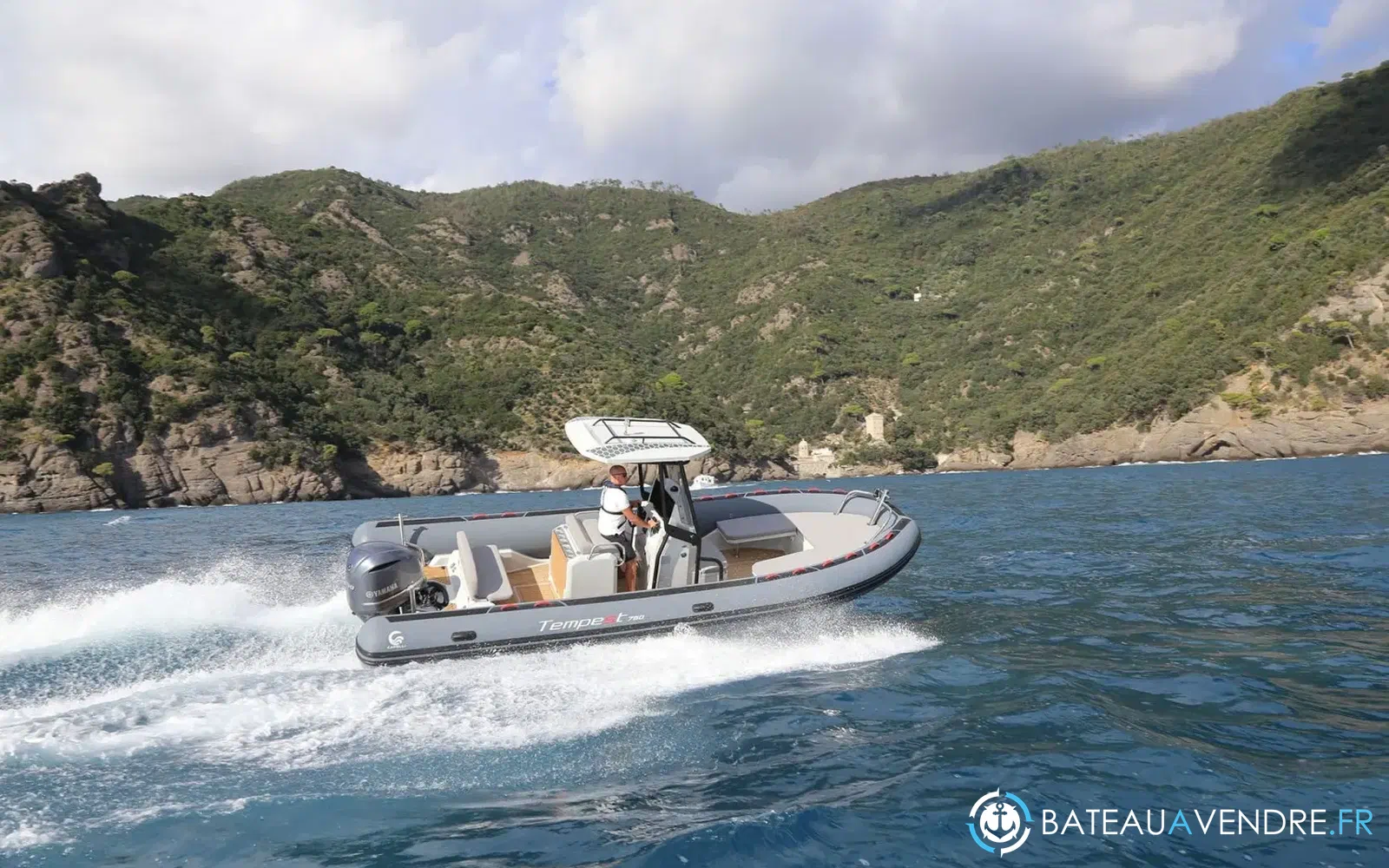 slider 3 Capelli Tempest 750 Sport