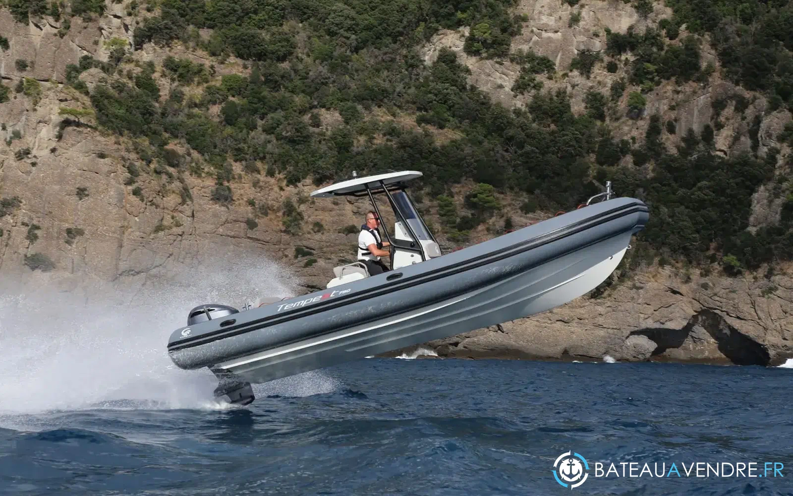 slider 4 Capelli Tempest 750 Sport