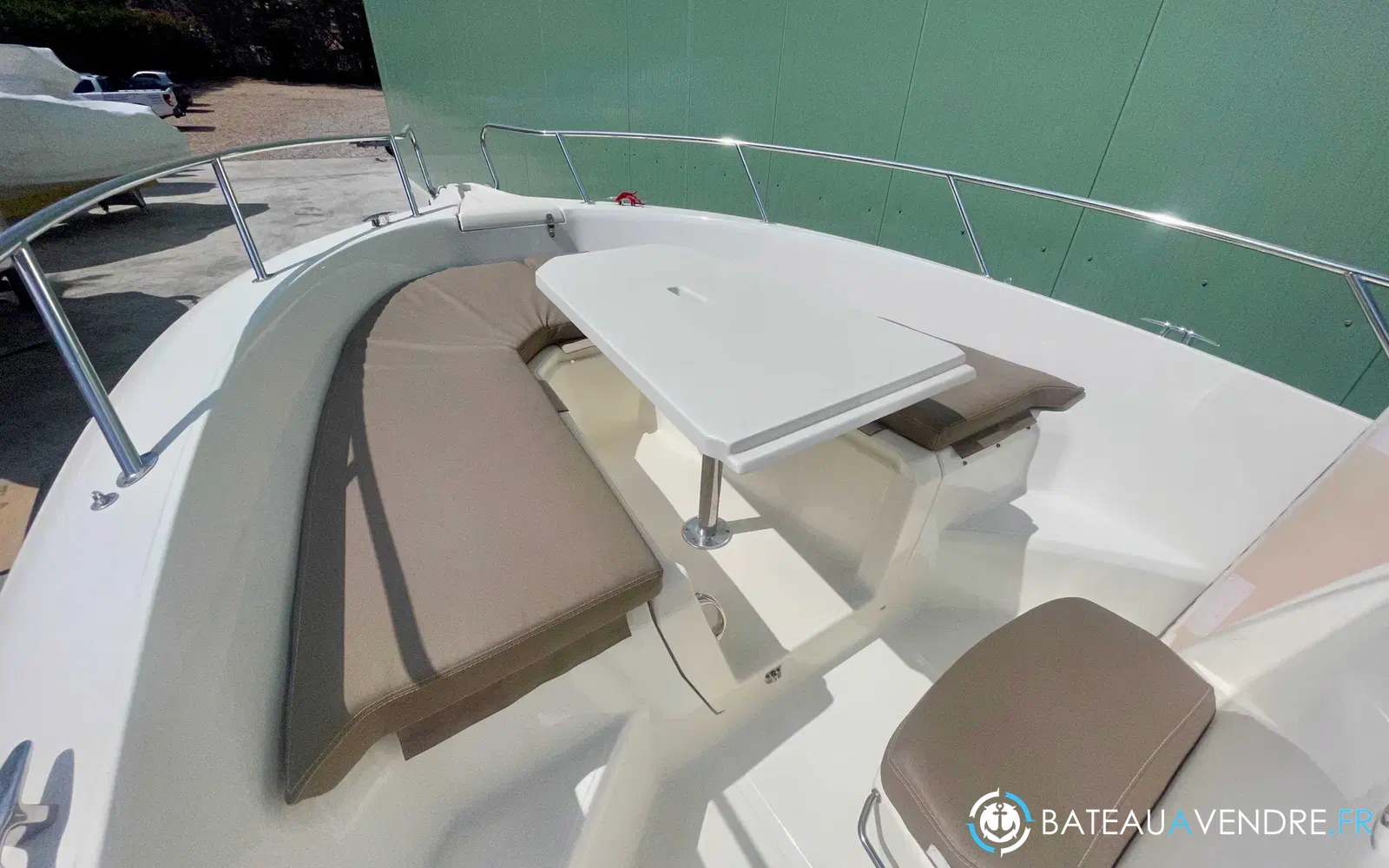slider 3 White Shark 230 CC