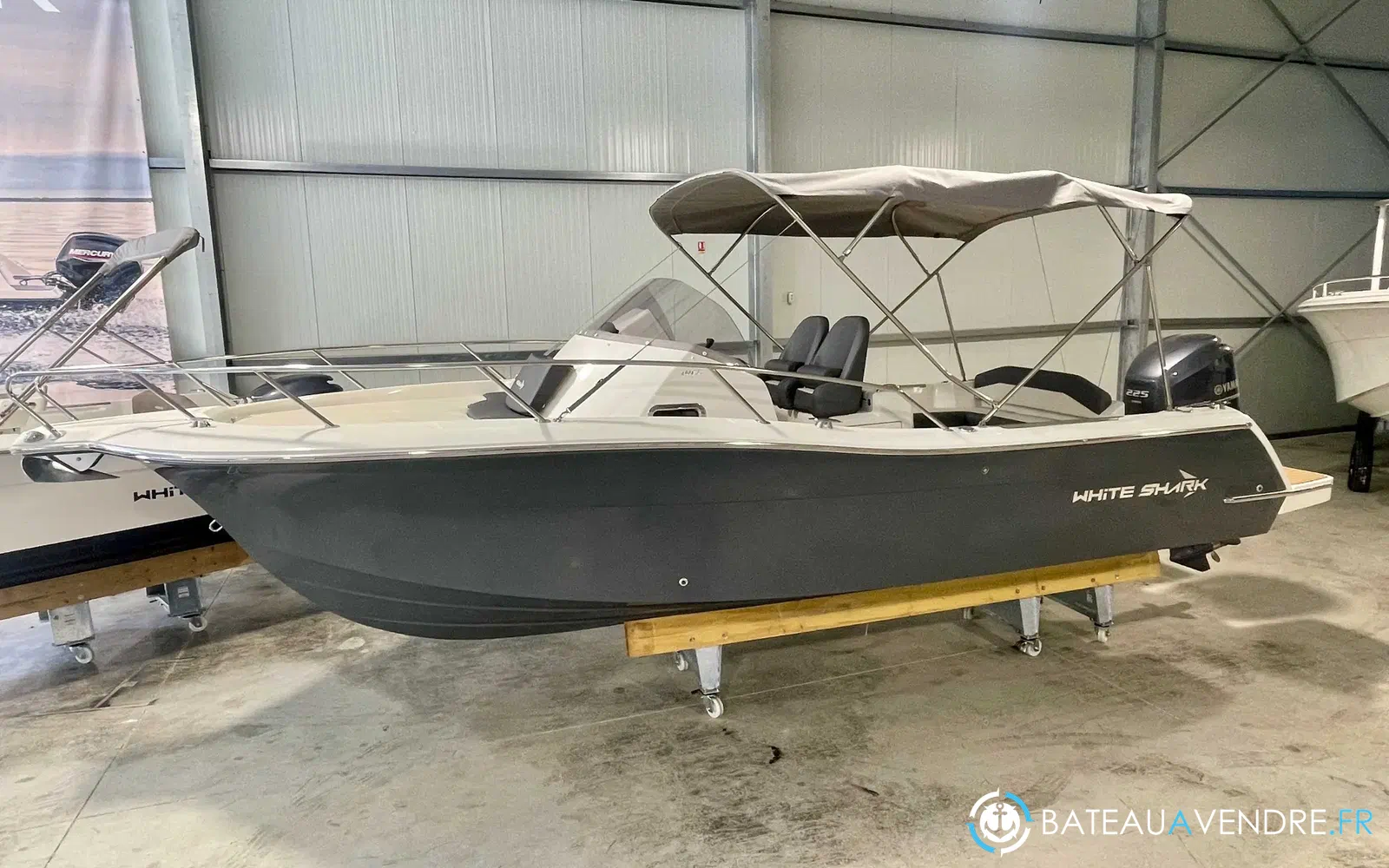 slider 9 White Shark 240 SC