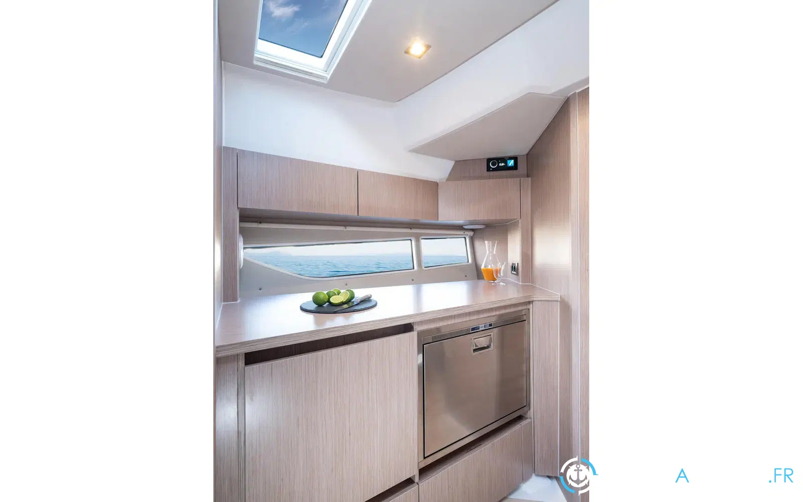 slider 15 Sealine S335