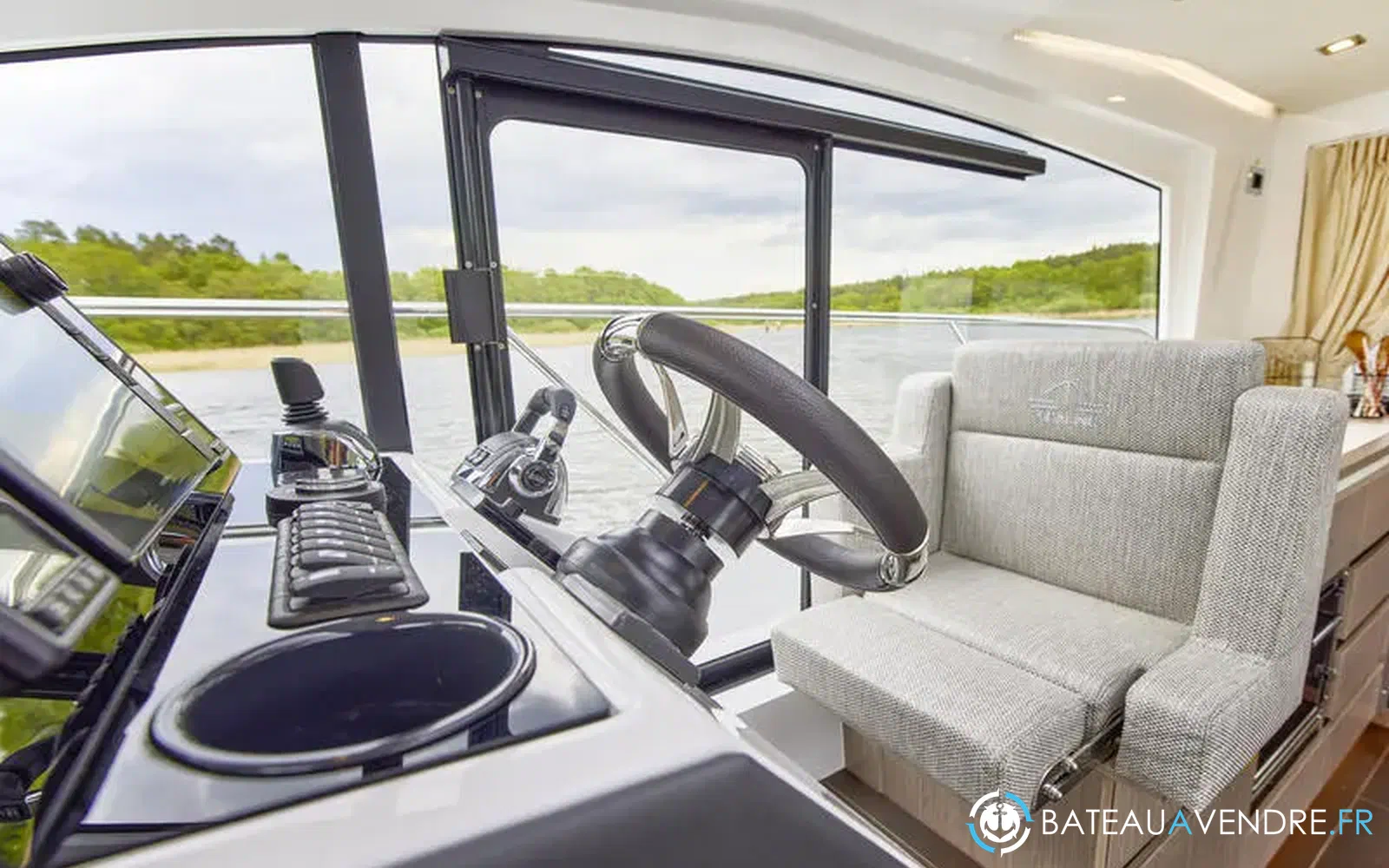 slider 9 Sealine C335