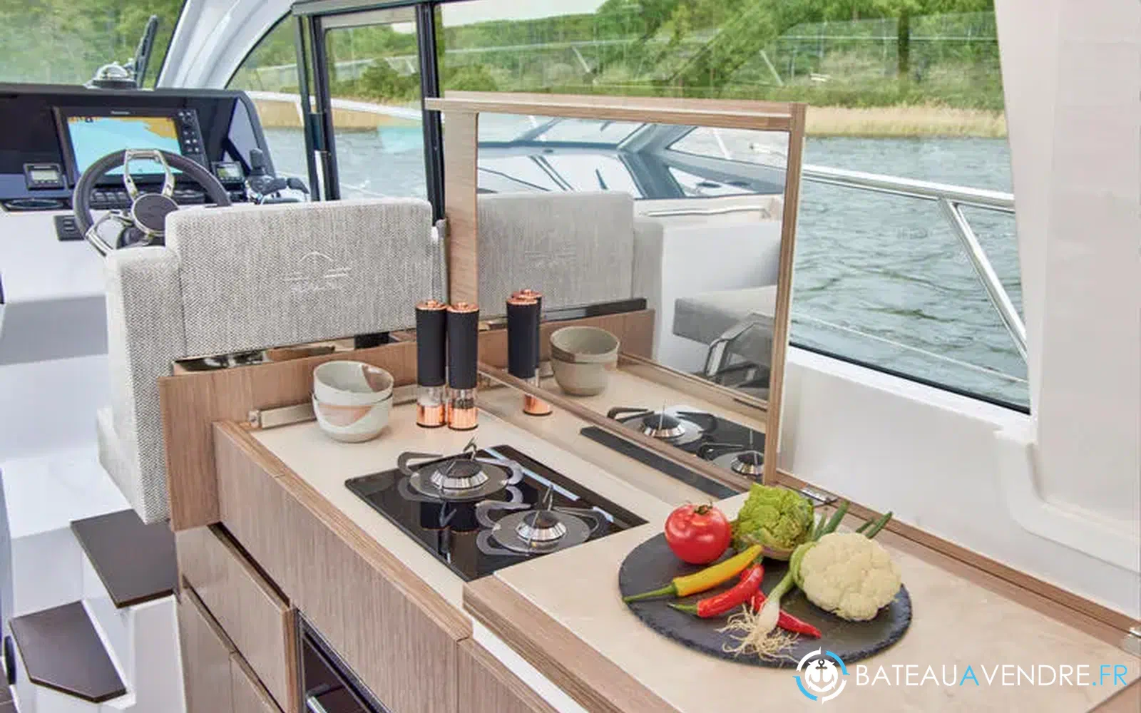 slider 12 Sealine C335