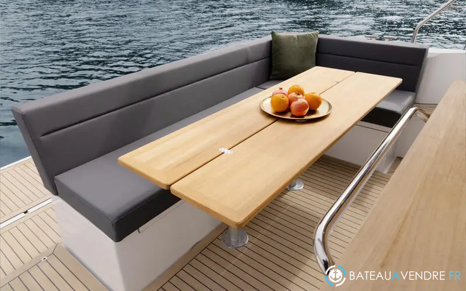slider 14 Sealine C335