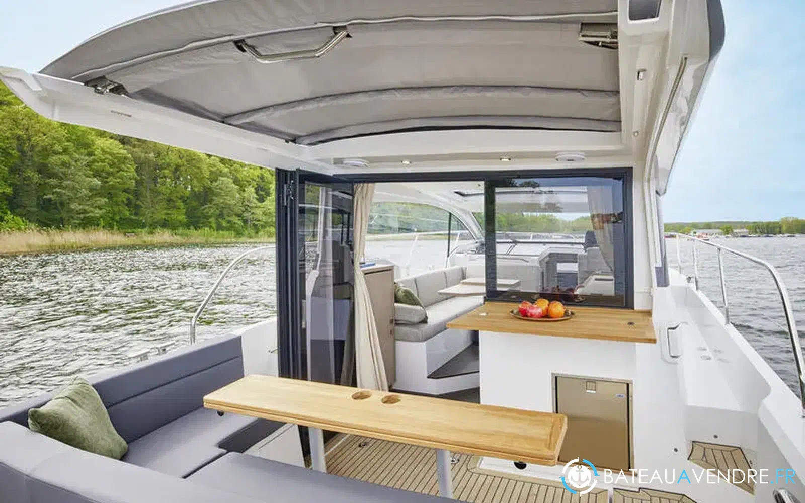 slider 15 Sealine C335