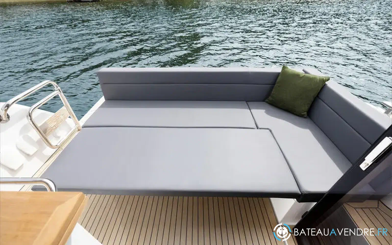 slider 6 Sealine C335