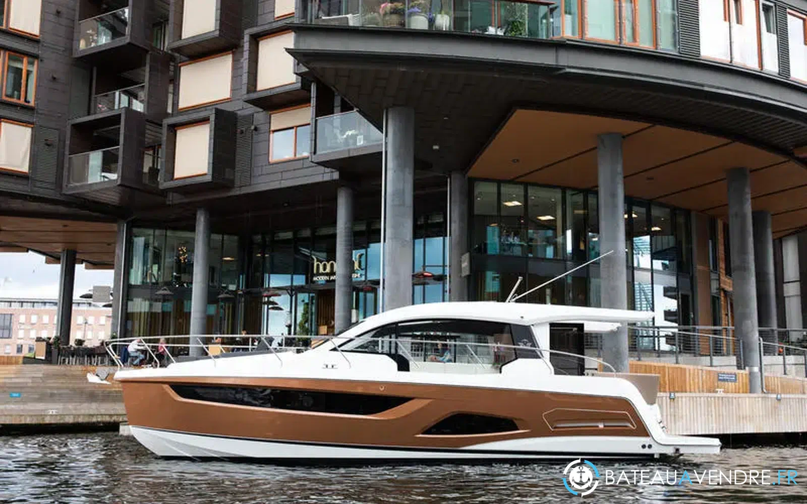 slider 12 Sealine C390