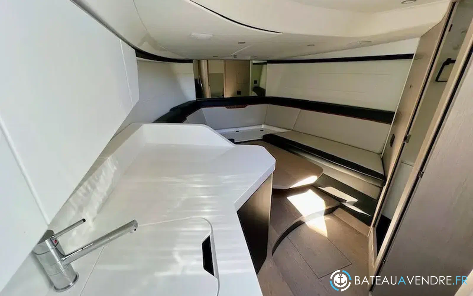 slider 18 Fairline F-Line 33