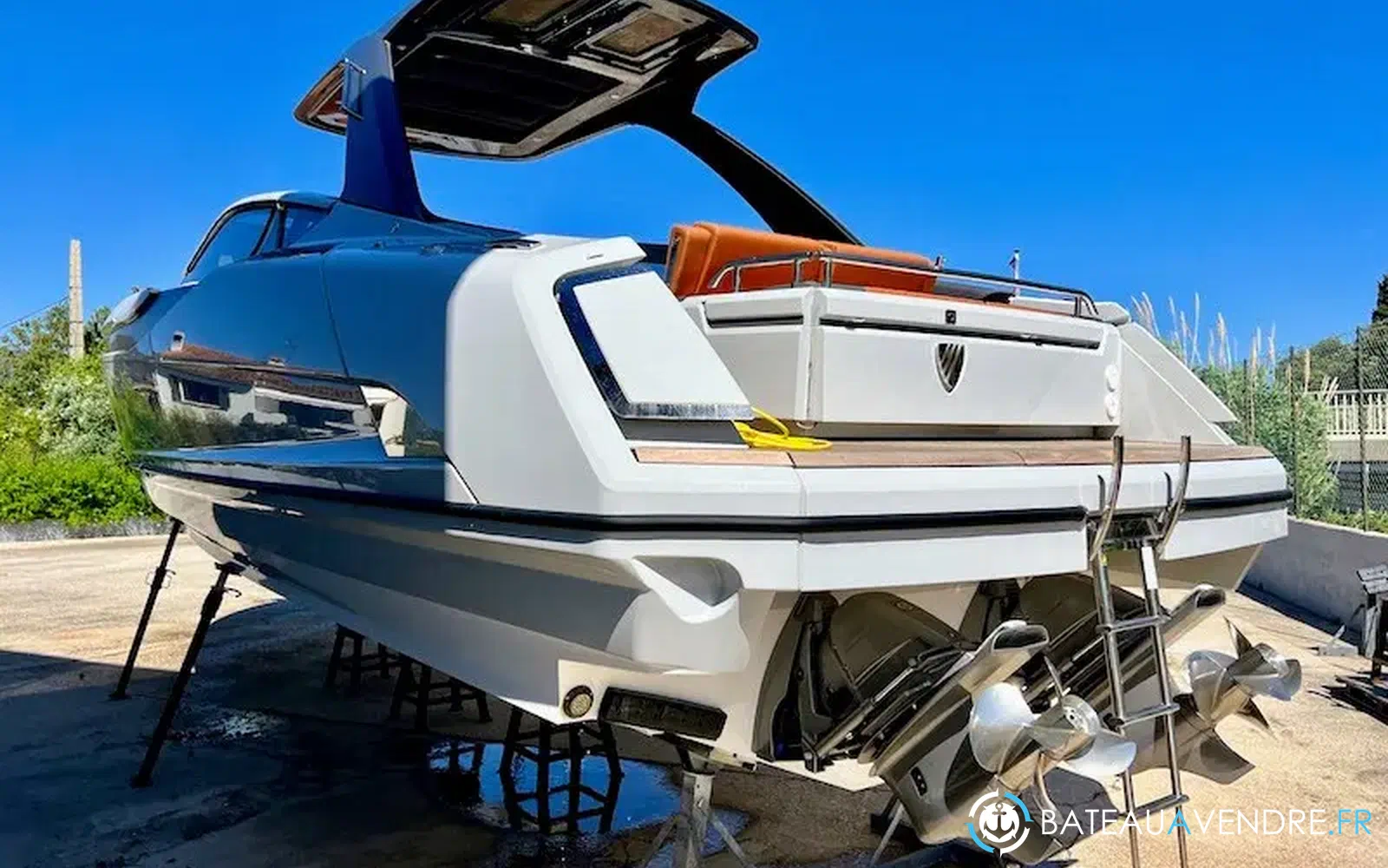 slider 2 Fairline F-Line 33