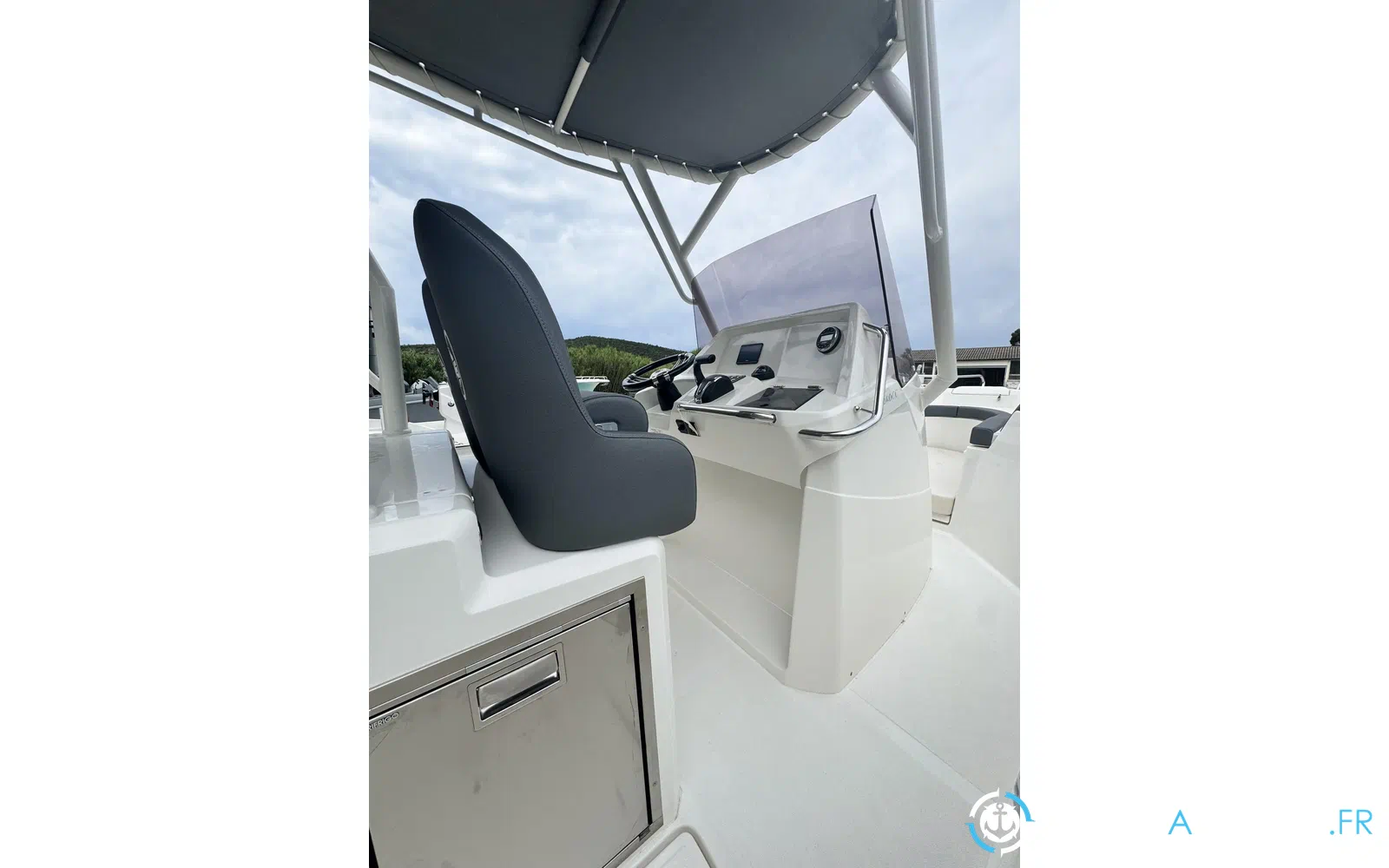 slider 5 White Shark 240 CC
