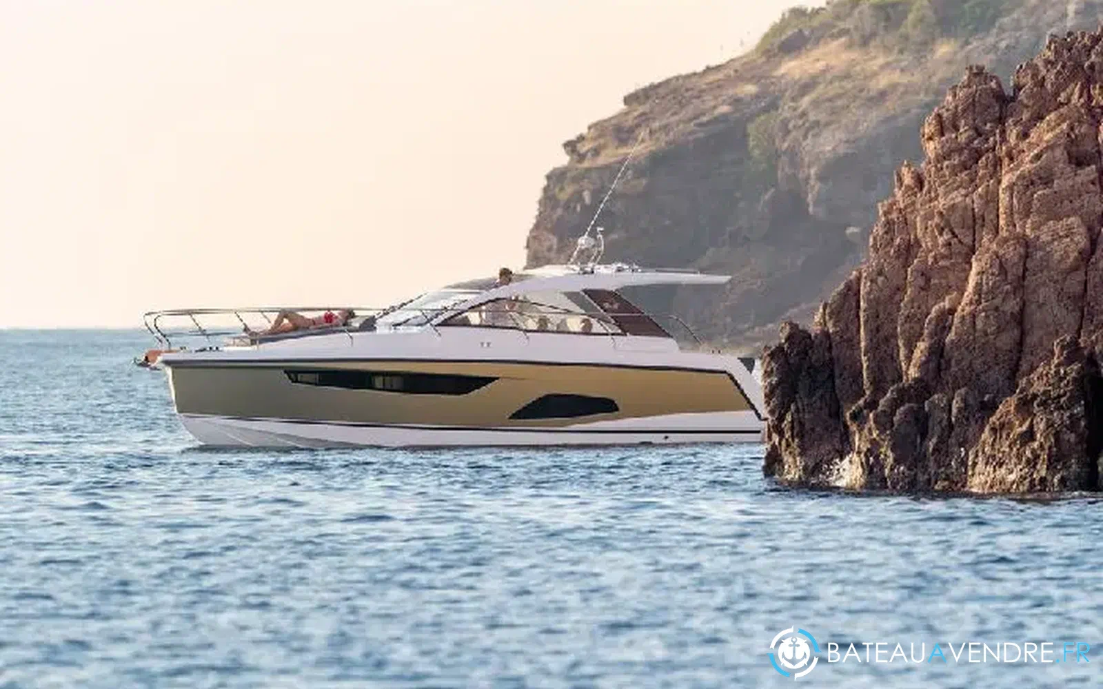 slider 11 Sealine S335v