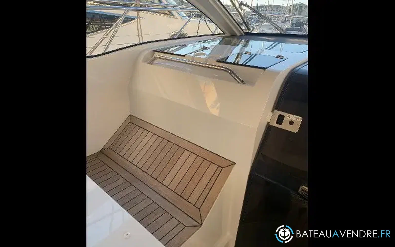 slider 9 Sealine S335