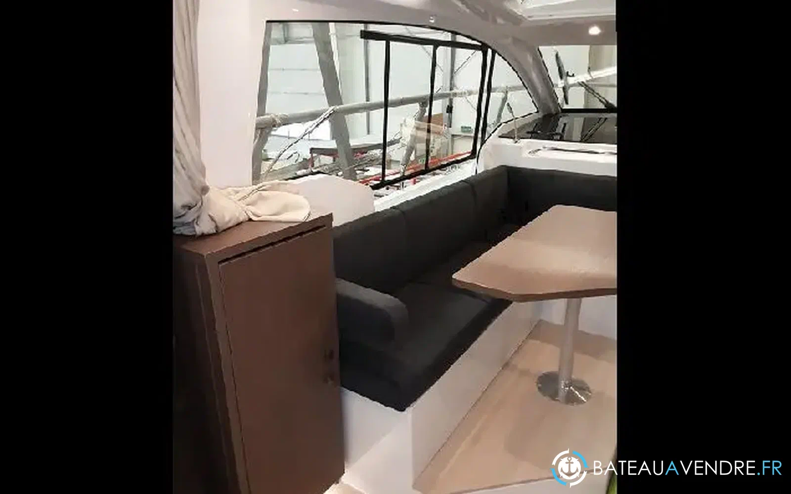 slider 10 Sealine C335