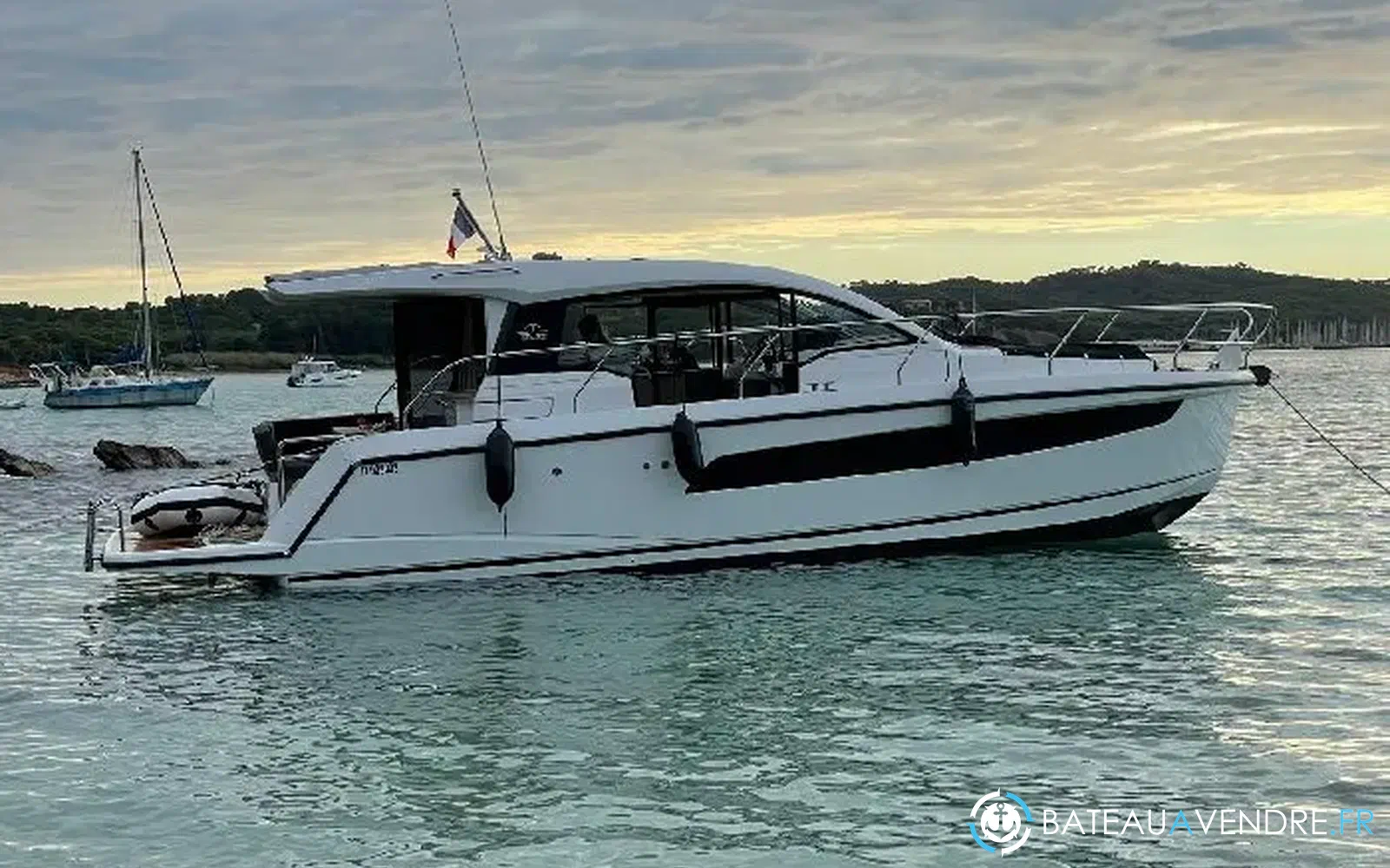 slider 1 Sealine C335