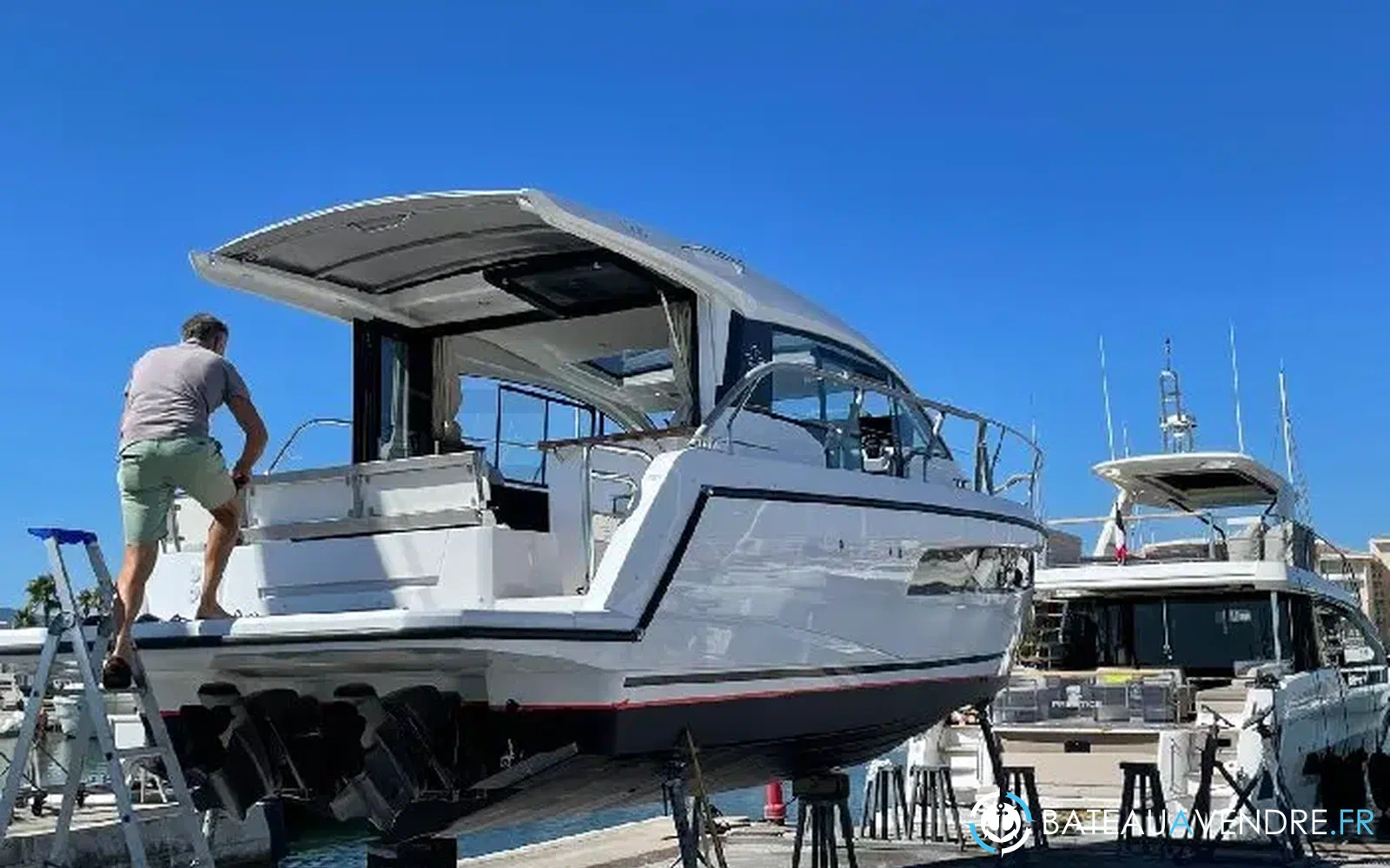 slider 4 Sealine C335