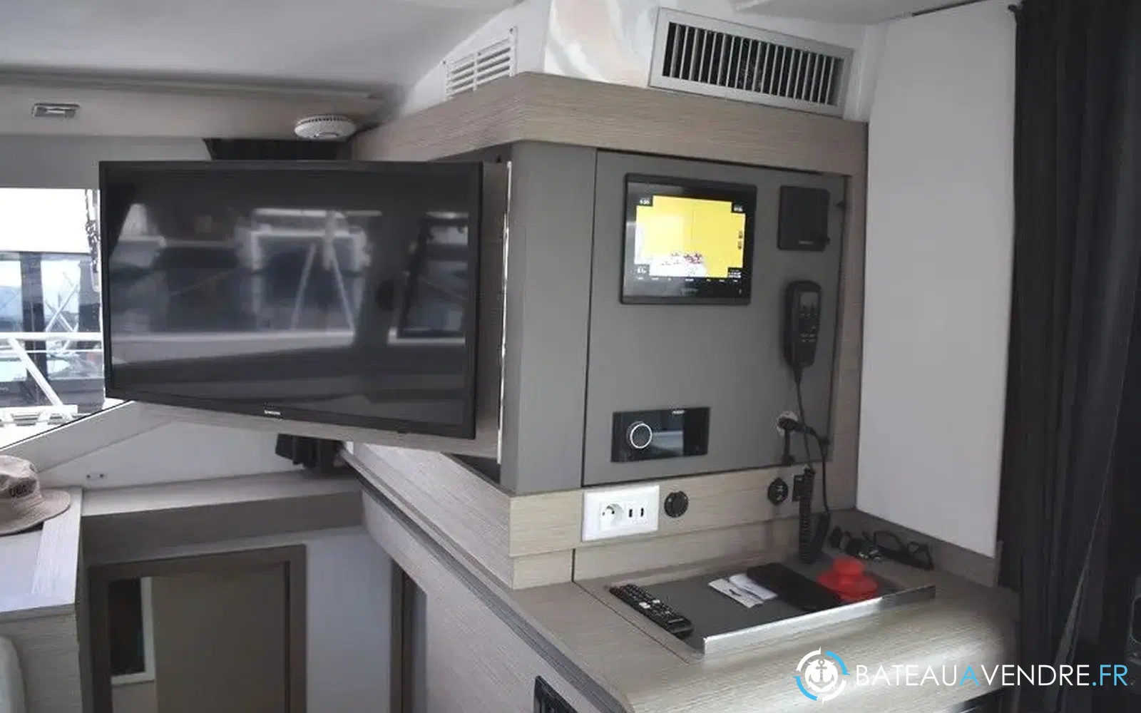 slider 31 Fountaine Pajot Isla 40
