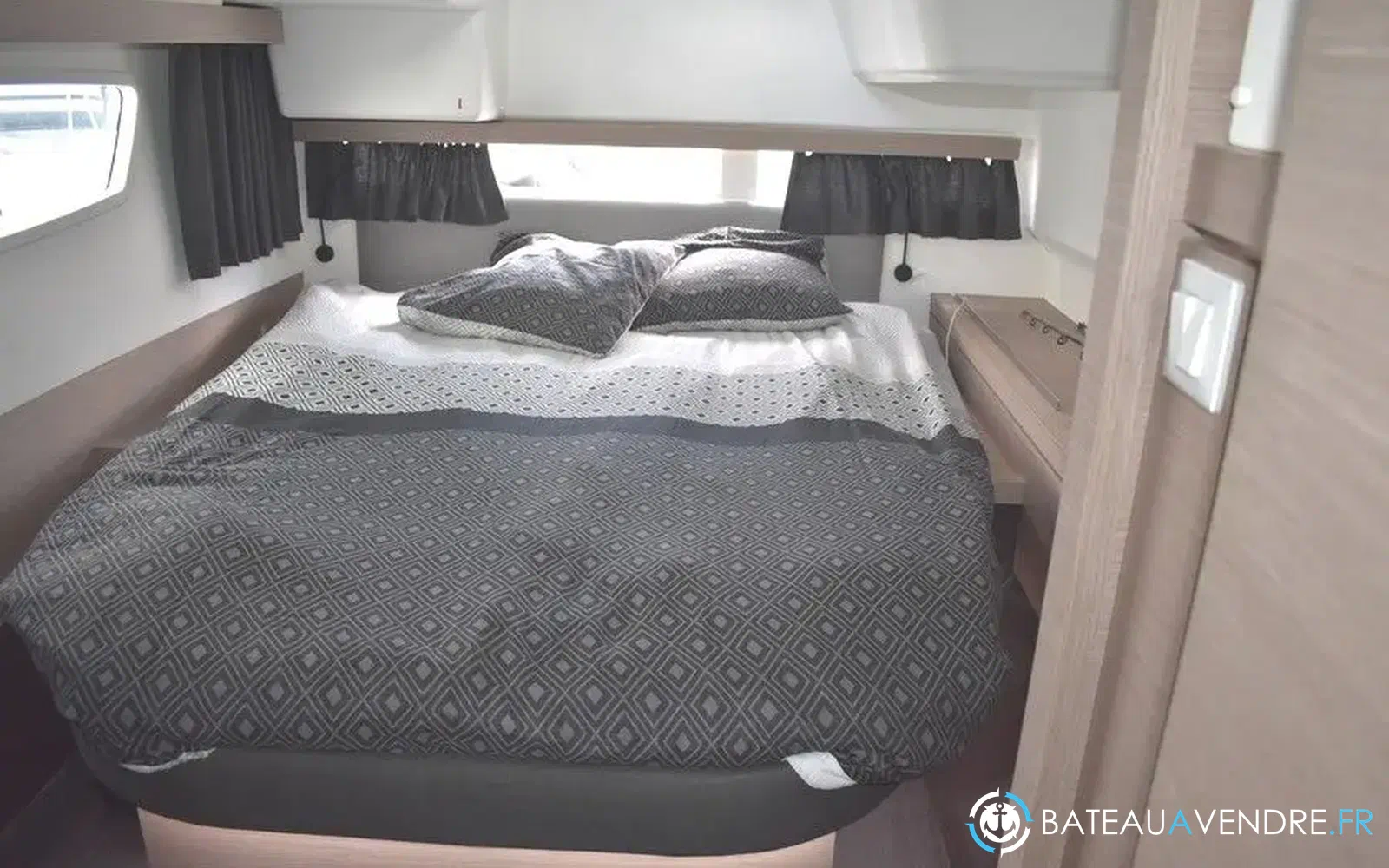 slider 32 Fountaine Pajot Isla 40