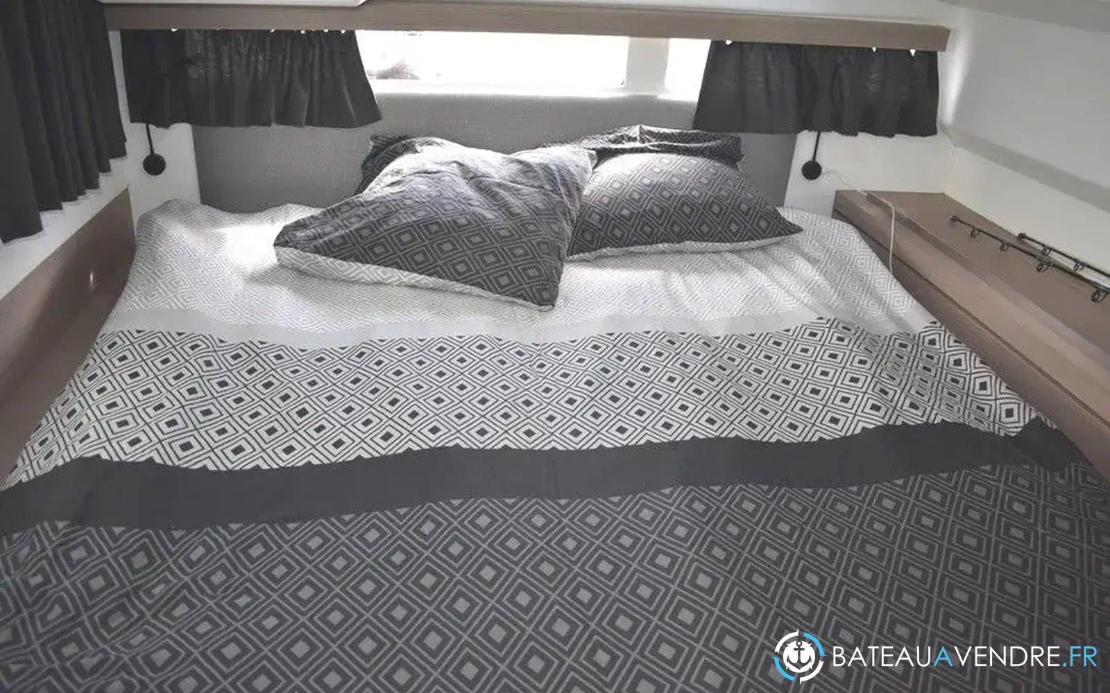 slider 33 Fountaine Pajot Isla 40