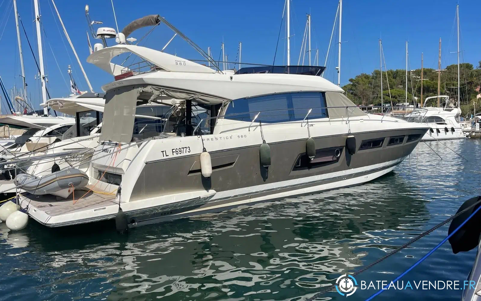 slider 1 Prestige Yachts 560 Fly