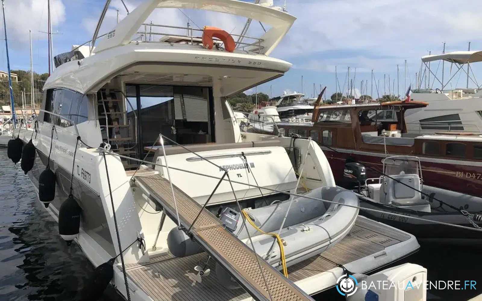 slider 2 Prestige Yachts 560 Fly
