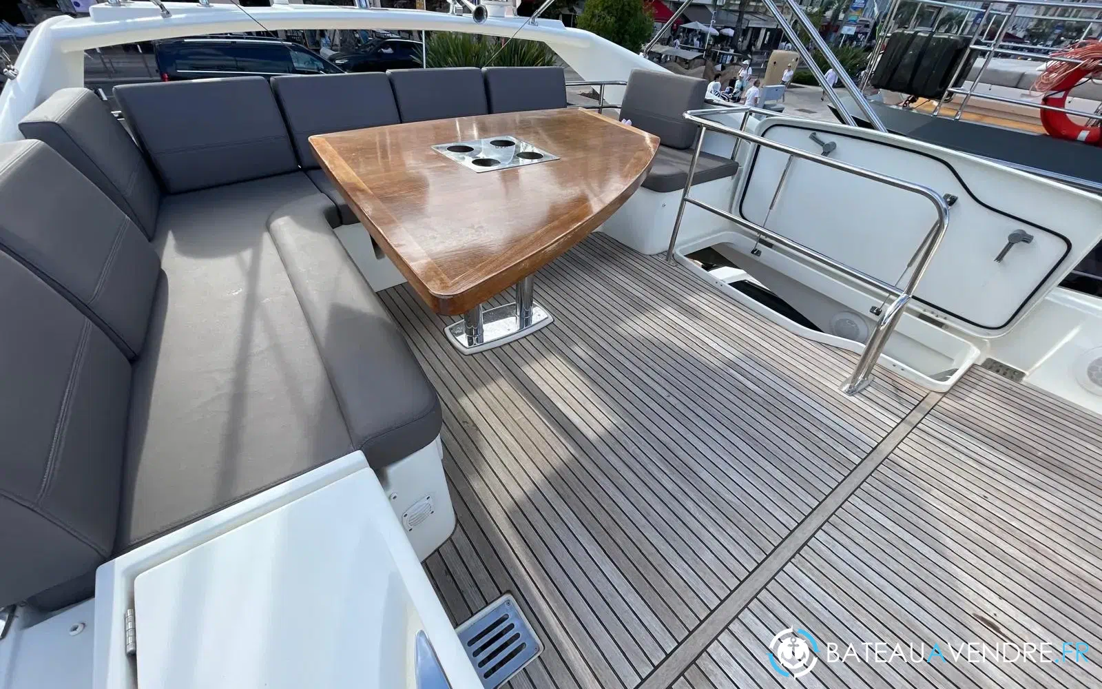 slider 6 Prestige Yachts 560 Fly
