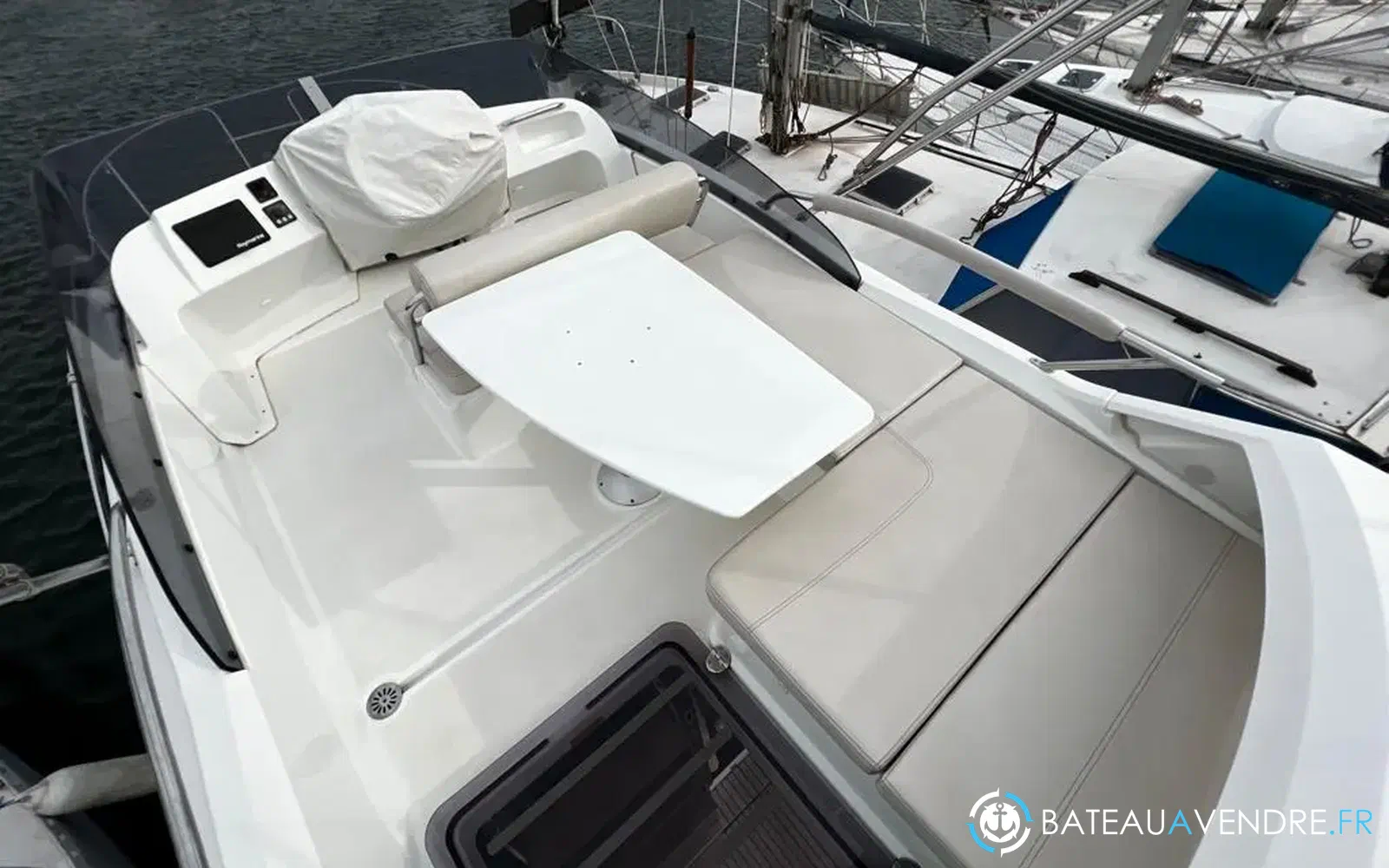 slider 6 Beneteau Antares 30 Fly